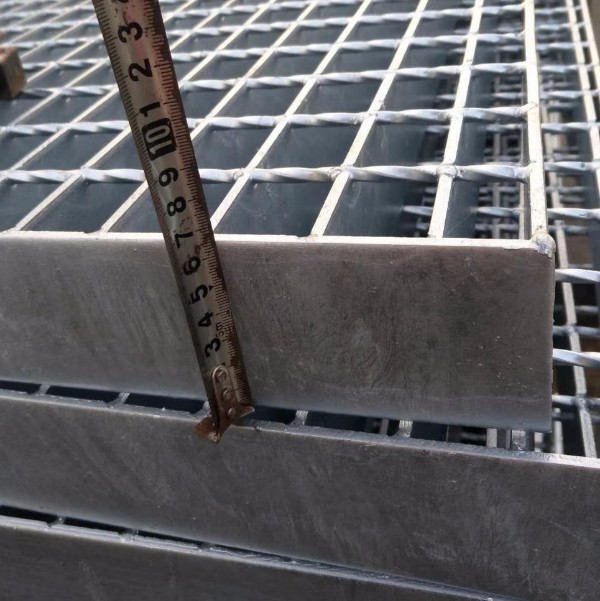 機制鋼格柵和手工格柵板有什么區(qū)別 機制鋼格柵和手工格柵板有什么區(qū)別